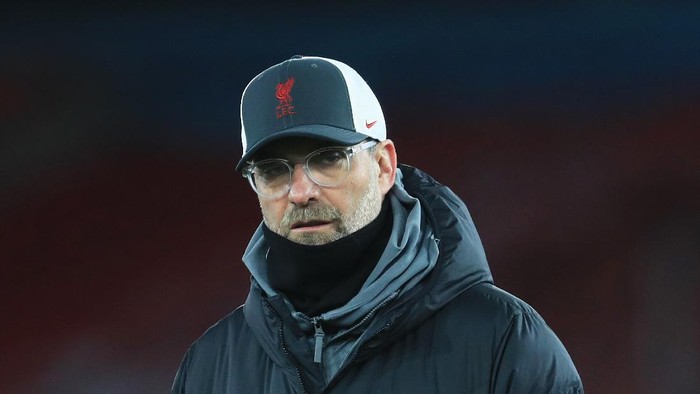 SOUTHAMPTON, ENGLAND - JANUARY 04: Jurgen Klopp, Manager of Liverpool looks on as his team warm up prior to the Premier League match between Southampton and Liverpool at St Marys Stadium on January 04, 2021 in Southampton, England. The match will be played without fans, behind closed doors as a Covid-19 precaution. (Photo by Adam Davy - Pool/Getty Images)