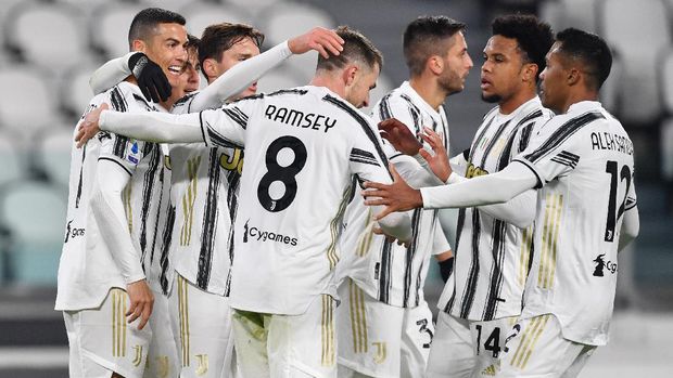 TURIN, ITALY - JANUARY 03: Cristiano Ronaldo of Juventus F.C.  celebrates with teammates Aaron Ramsey, Weston McKennie and Alex Sandro after scoring their team's first goal during the Serie A match between Juventus and Udinese Calcio at Allianz Stadium on January 03, 2021 in Turin, Italy. Sporting stadiums around Italy remain under strict restrictions due to the Coronavirus Pandemic as Government social distancing laws prohibit fans inside venues resulting in games being played behind closed doors. (Photo by Valerio Pennicino/Getty Images)