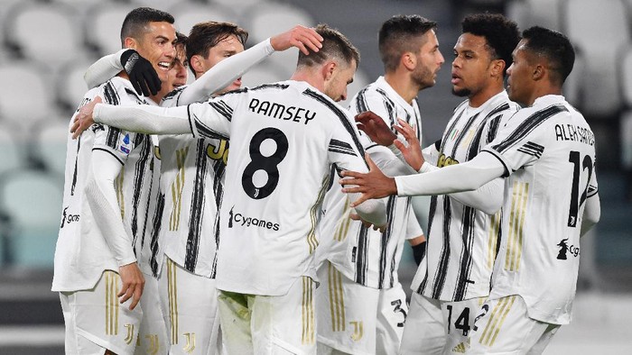 TURIN, ITALY - JANUARY 03: Cristiano Ronaldo of Juventus F.C.  celebrates with teammates Aaron Ramsey, Weston McKennie and Alex Sandro after scoring their teams first goal during the Serie A match between Juventus and Udinese Calcio at Allianz Stadium on January 03, 2021 in Turin, Italy. Sporting stadiums around Italy remain under strict restrictions due to the Coronavirus Pandemic as Government social distancing laws prohibit fans inside venues resulting in games being played behind closed doors. (Photo by Valerio Pennicino/Getty Images)