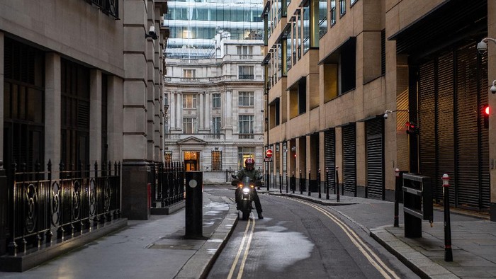 Kota London Kembali Sunyi Saat Inggris Lockdown Lagi Inggris kembali melakukan lockdown usai ditemukannya varian baru virus Corona di negara tersebut. Kota London pun kembali sepi dari aktivitas warga.