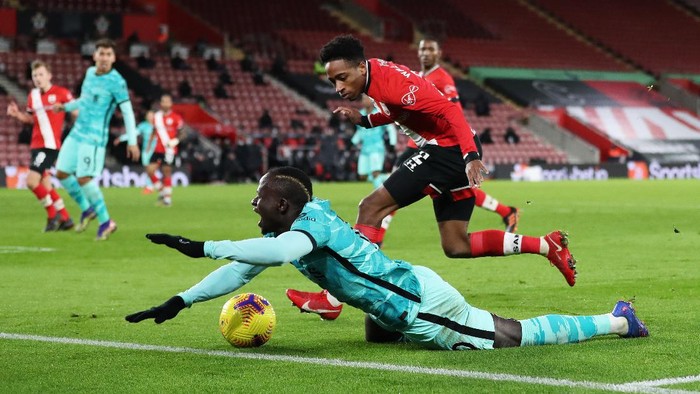 SOUTHAMPTON, ENGLAND - JANUARY 04: Sadio Mane of Liverpool is challenged by Kyle Walker-Peters of Southampton during the Premier League match between Southampton and Liverpool at St Marys Stadium on January 04, 2021 in Southampton, England. The match will be played without fans, behind closed doors as a Covid-19 precaution. (Photo by Naomi Baker/Getty Images)