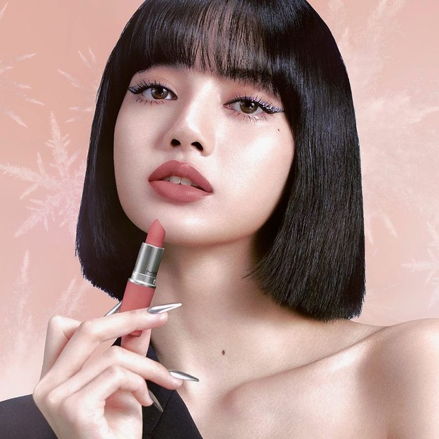 Lisa BLACKPINK/instagram.com/maccosmetics Pada Oktober 2019, Lisa BLACKPINK diumumkan sebagai global brand ambassador baru untuk MAC Cosmetics.