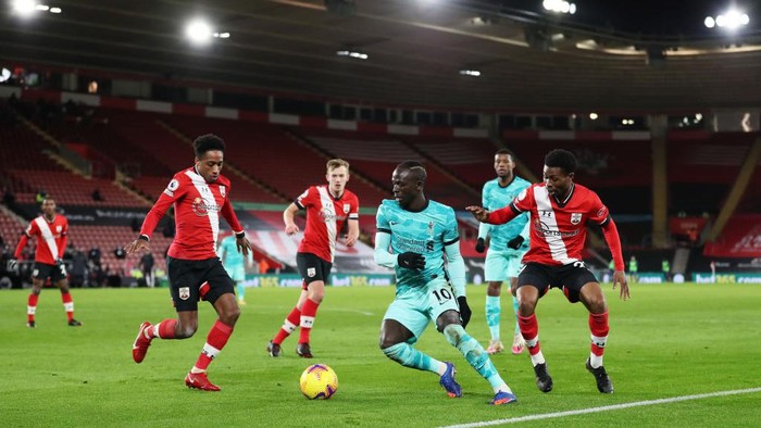 SOUTHAMPTON, ENGLAND - JANUARY 04: Sadio Mane of Liverpool is challenged by Kyle Walker-Peters and Nathan Tella of Southampton during the Premier League match between Southampton and Liverpool at St Marys Stadium on January 04, 2021 in Southampton, England. The match will be played without fans, behind closed doors as a Covid-19 precaution. (Photo by Naomi Baker/Getty Images)