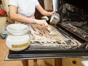 5 Manfaat Baking Soda yang Ampuh Bersihkan Perabot Rumah