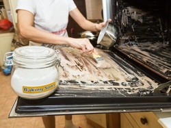 5 Manfaat Baking Soda yang Ampuh Bersihkan Perabot Rumah