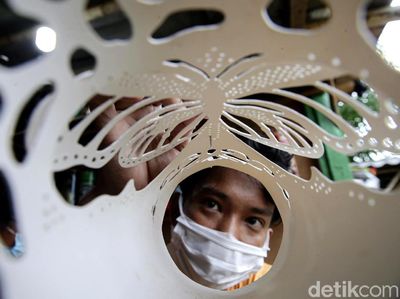 Foto: Berdayakan Masyarakat di Zona Merah Lewat Kerajinan Lampu Hias