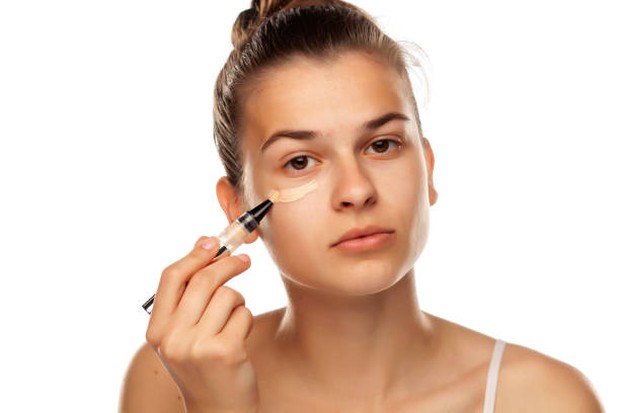 Menggunakan concealer pada sekitar mata dapat membuat mata terlihat lebih cerah / foto: istockphoto.com