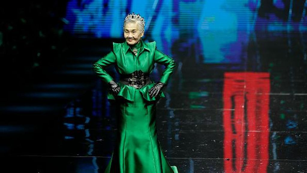 Wuhan Gelar Fashion Show Setahun Setelah Corona, Modelnya Wanita Usia Senja