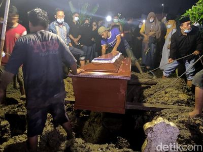 Momen Pemakaman Chacha Sherly Eks Trio Macan di Sidoarjo