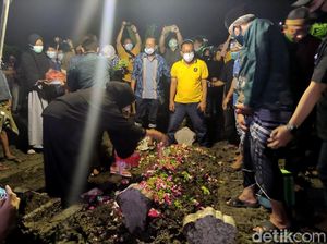 Suasana Haru Pemakaman Chacha Sherly Eks Trio Macan Suasana Haru Pemakaman Chacha Sherly Eks Trio Macan