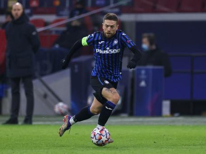 Atalantas Argentine forward Alejandro Gomez runs with the ball during the UEFA Champions League Group D football match between Ajax Amsterdam and Atalanta Bergamo, at the Johan Cruijff stadium in Amsterdam, on December 9, 2020. (Photo by Kenzo Tribouillard / AFP)