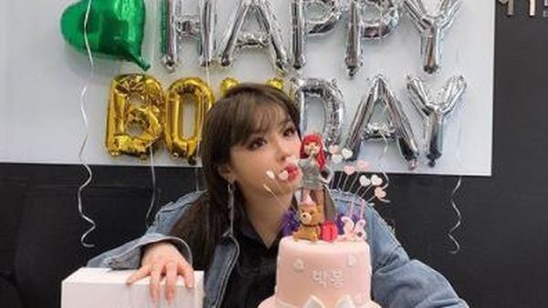 Park Bom Sukses Diet, Lihat Momennya Ngopi hingga Makan Cake