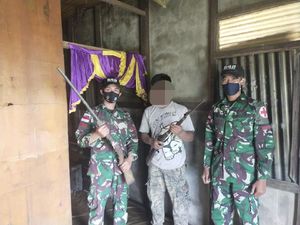 Satgas Yonif 642/Kapuas Terima Dua Pucuk Senjata dari Warga Perbatasan Sambas