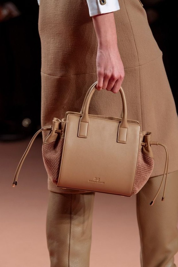 Trend hand bag satu ini akan memberikan tampilan elegan dan feminim.