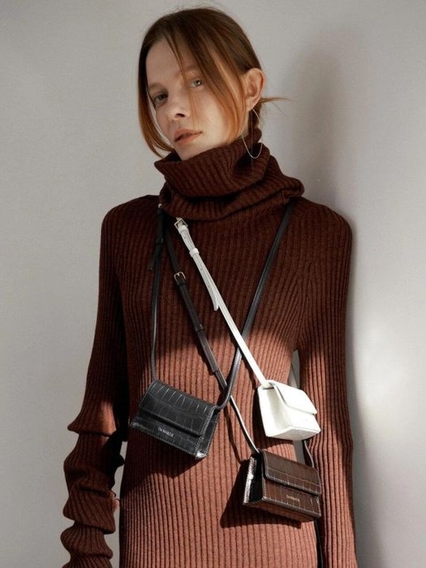 Mini bags tidak berfungsi sebagai tas pada umumnya dan hanya jadi aksesoris pelengkap.