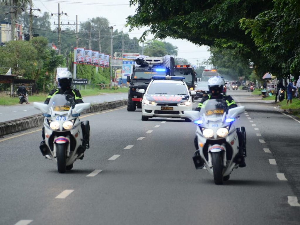 Polda Kalsel Kawal Ketat Kedatangan-Distribusi 25 Ribu Dosis Vaksin COVID Polda Kalsel Kawal Ketat Kedatangan-Distribusi 25 Ribu Dosis Vaksin COVID