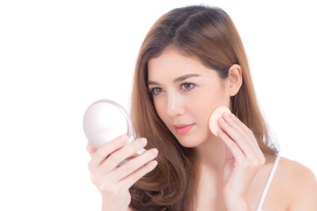 Produk complexion dapat meratakan warna kulit dan membuat wajah terlihat lebih cerah / foto: istockphoto.com