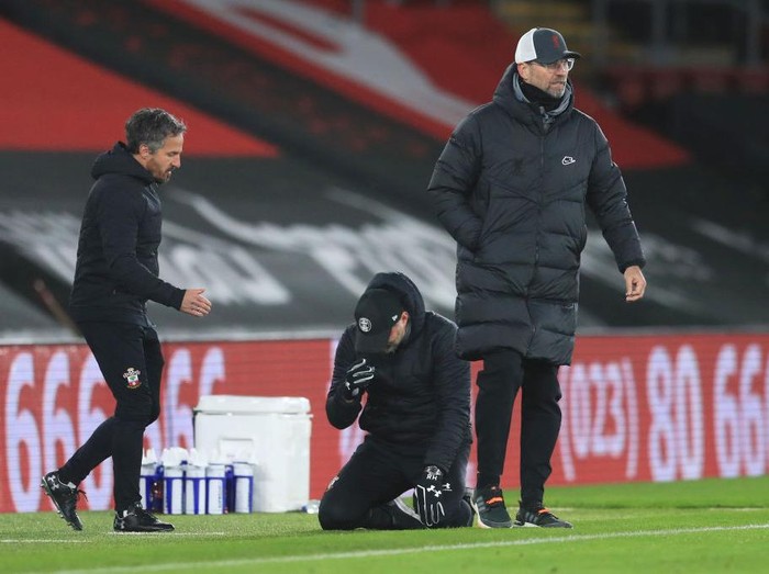 SOUTHAMPTON, ENGLAND - JANUARY 04: Ralph Hasenhuttl, Manager of Southampton celebrates victory with his assistant manager Richard Kitzbichler as Jurgen Klopp, Manager of Liverpool reacts after the Premier League match between Southampton and Liverpool at St Marys Stadium on January 04, 2021 in Southampton, England. The match will be played without fans, behind closed doors as a Covid-19 precaution. (Photo by Adam Davy - Pool/Getty Images)