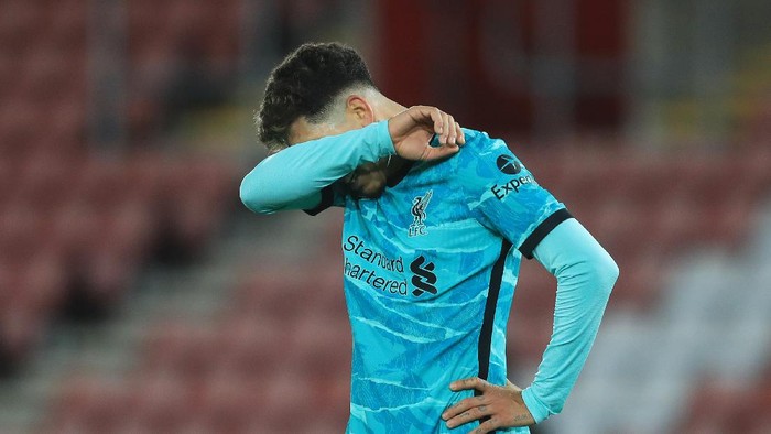 SOUTHAMPTON, ENGLAND - JANUARY 04: Roberto Firmino of Liverpool reacts after the Premier League match between Southampton and Liverpool at St Marys Stadium on January 04, 2021 in Southampton, England. The match will be played without fans, behind closed doors as a Covid-19 precaution. (Photo by Adam Davy - Pool/Getty Images)