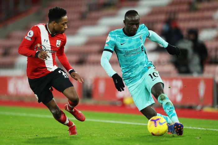 SOUTHAMPTON, ENGLAND - JANUARY 04: Sadio Mane of Liverpool is challenged by Kyle Walker-Peters of Southampton during the Premier League match between Southampton and Liverpool at St Marys Stadium on January 04, 2021 in Southampton, England. The match will be played without fans, behind closed doors as a Covid-19 precaution. (Photo by Naomi Baker/Getty Images)
