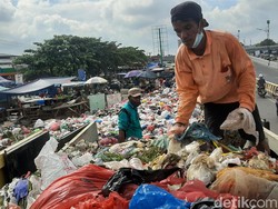 Tumpukan Sampah di Pekanbaru Tak Diangkut, Mulai Keluarkan Aroma Busuk