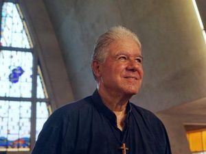 Seorang Pria Meninggal Sendirian, Orang yang Tak Dikenal Hadiri Pemakamannya