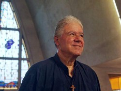 Seorang Pria Meninggal Sendirian, Orang yang Tak Dikenal Hadiri Pemakamannya