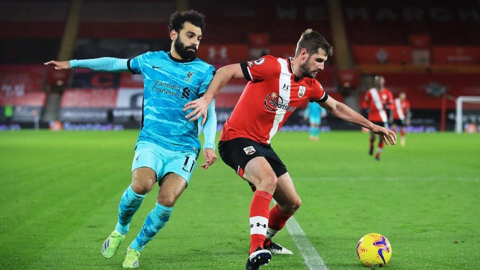 SOUTHAMPTON, ENGLAND - JANUARY 04: Jack Stephens of Southampton is challenged by Mohamed Salah of Liverpool during the Premier League match between Southampton and Liverpool at St Marys Stadium on January 04, 2021 in Southampton, England. The match will be played without fans, behind closed doors as a Covid-19 precaution. (Photo by Adam Davy - Pool/Getty Images)