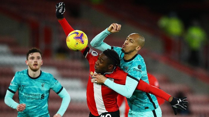 SOUTHAMPTON, ENGLAND - JANUARY 04: Dan NLundulu of Southampton is challenged by Fabinho of Liverpool during the Premier League match between Southampton and Liverpool at St Marys Stadium on January 04, 2021 in Southampton, England. The match will be played without fans, behind closed doors as a Covid-19 precaution. (Photo by Michael Steele/Getty Images)