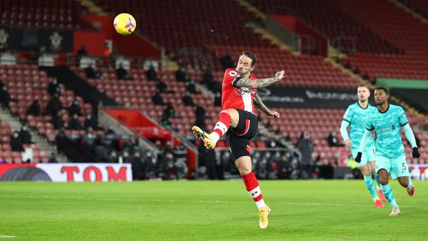 SOUTHAMPTON, ENGLAND - JANUARY 04: Danny Ings of Southampton scores their team's first goal during the Premier League match between Southampton and Liverpool at St Mary's Stadium on January 04, 2021 in Southampton, England. The match will be played without fans, behind closed doors as a Covid-19 precaution. (Photo by Naomi Baker/Getty Images)