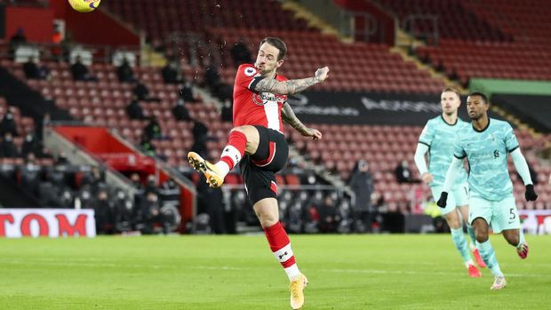 Southampton's Danny Ings scores his team's first goal during the English Premier League soccer match between Southampton and Liverpool at St Mary's Stadium, Southampton, England, Monday, Jan. 4, 2021. (AP Photo/Noami Baker,Pool)