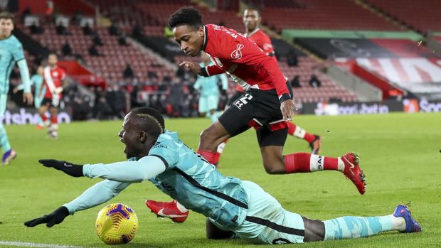 Liverpool's Sadio Mane reacts as he falls after a collision with Southampton's Kyle Walker-Peters during the English Premier League soccer match between Southampton and Liverpool at St Mary's Stadium, Southampton, England, Monday, Jan. 4, 2021. (AP Photo/Noami Baker,Pool)