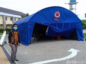 Tenda Darurat Disiapkan RSUD Kediri Antisipasi Bertambahnya Pasien COVID-19 Tenda Darurat Disiapkan RSUD Kediri Antisipasi Bertambahnya Pasien COVID-19