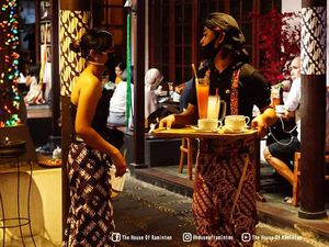 Totalitas! Pelayan Restoran di Yogyakarta Ini Berpakaian Adat Jawa Totalitas! Pelayan Restoran di Yogyakarta Ini Berpakaian Adat Jawa