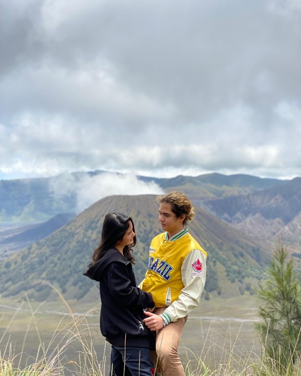 Tiisa dan Dul/instagram.com/duljaelani Tiisa dan Dul saling bertatapan di gunung bromo/instagram.com/duljaelani