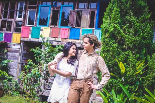 Tiisa dan Dul/instagram.com/duljaelani Tiisa dan Dul saling merangkul romantis /instagram.com/duljaelani
