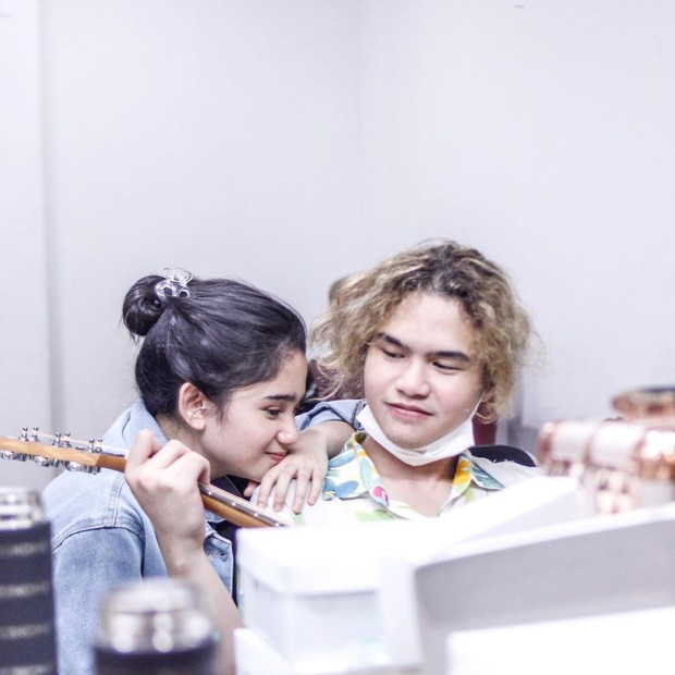 Tiisa dan Dul/instagram.com/duljaelani Tiisa dan Dul bermain gitar bersama/instagram.com/duljaelani