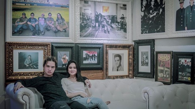 Tiisa dan Dul/instagram.com/duljaelani Tiisa dan Dul duduk bersama di ruang tamu/instagram.com/duljaelani