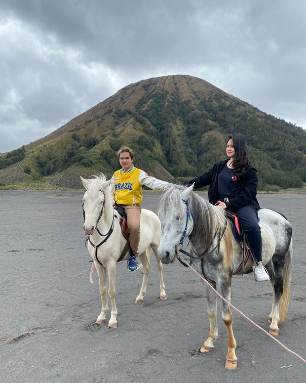 Tiisa dan Dul/instagram.com/duljaelani Tiisa dan Dul berkuda bersama di sekitaran gunung bromo/instagram.com/duljaelani
