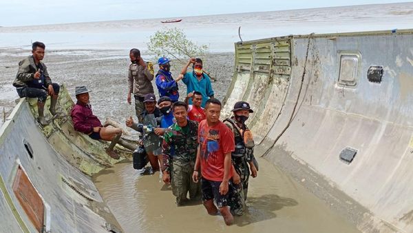 Potret Puing Diduga Pesawat yang Ada Bintang Kuning-Tulisan CNSA
