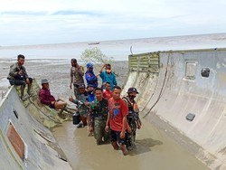 Selain Puing Diduga Badan Pesawat, Polda Kalteng Juga Temukan Pelampung