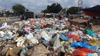 Tumpukan Sampah di Pekanbaru Keluarkan Bau Busuk