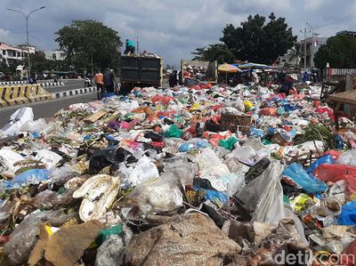 Tumpukan Sampah di Pekanbaru Keluarkan Bau Busuk