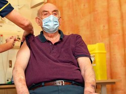 Top! Inggris Beri Vaksin Corona pada Pasien Dialisis Usia 82 Tahun