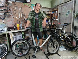 Batal Tur Eropa Gegara Pandemi, Vokalis Death Metal Kediri Jadi Mekanik Sepeda