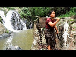 Wanita Laos Ini Hidup di Hutan, Masak Kodok, Ular hingga Buaya