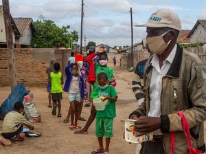 Warga Zimbabwe Antre Panjang Untuk Makanan Gratis