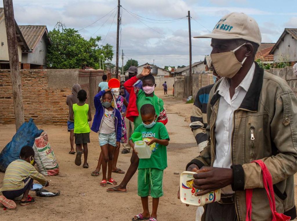Warga Zimbabwe Antre Panjang Untuk Makanan Gratis Warga Zimbabwe Antre Panjang Untuk Makanan Gratis