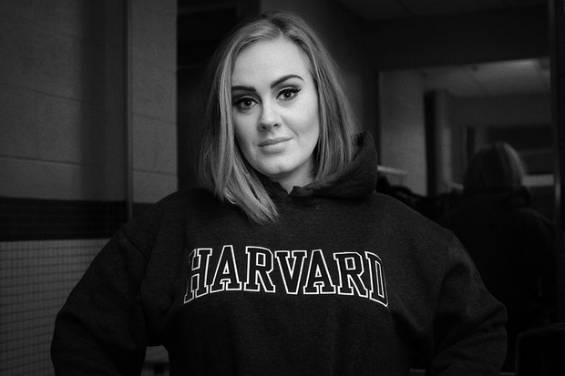 Ketika Adele naik ke panggung untuk menerima penghargaan Album of the Year di Grammy Awards 2017, dia merasa kurang senang.