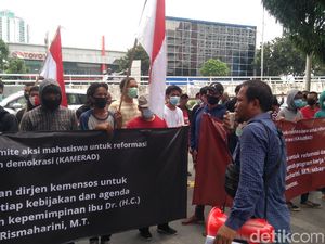 Pendemo Kamerad Dukung Risma: Dirjen Harus Ikuti Instruksi Mensos Pendemo Kamerad Dukung Risma: Dirjen Harus Ikuti Instruksi Mensos